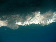 Puolisukellusveneen ruumasta katsottuna meren pinnalle.