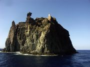 Sisilia Stromolin lähellä oleva majakka saari